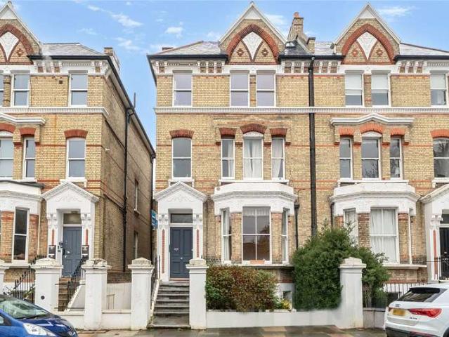 Flat for sale in Seething Wells, Greater London