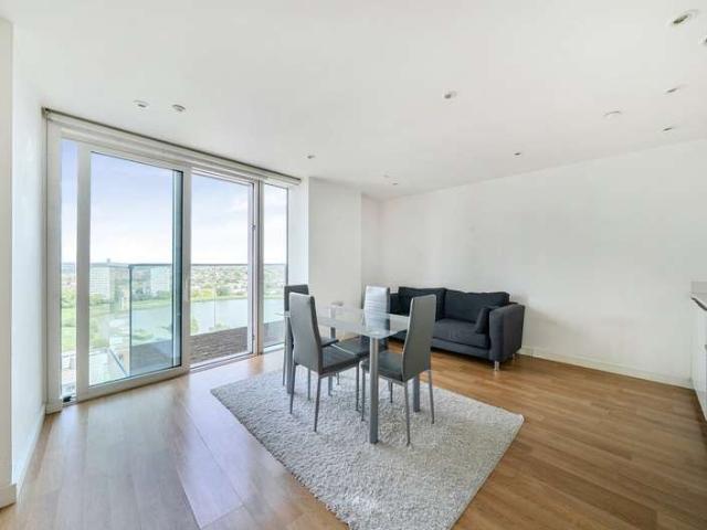 Flat for sale in Woodberry Down, Stamford Hill