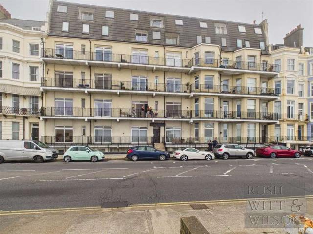 Flat for sale in Bohemia, Guestling Green