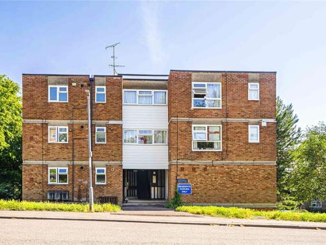 Flat for sale in Ashlyns Estate, Pouchen End