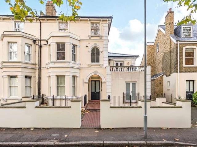Flat for sale in Surbiton, Greater London