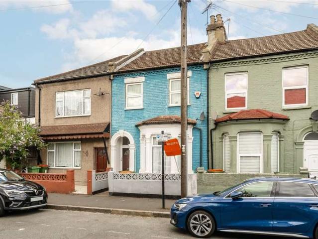 Flat for sale in London Borough of Newham, Greater London