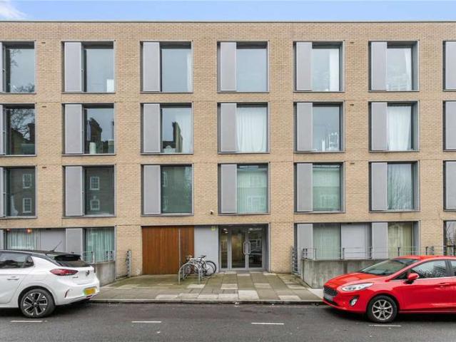 Flat for sale in Finsbury Park, Greater London
