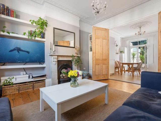 Flat for sale in Stroud Green, Greater London