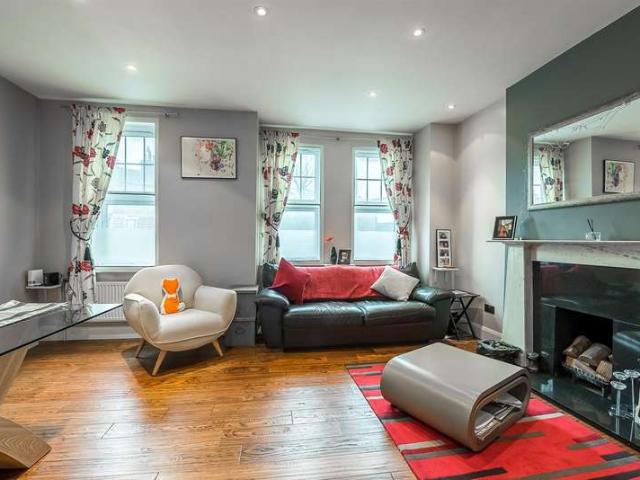 Flat for sale in Battersea, Clapham Junction