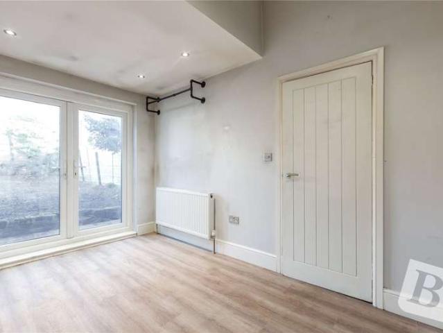 Flat for sale in Little Heath, Goodmayes
