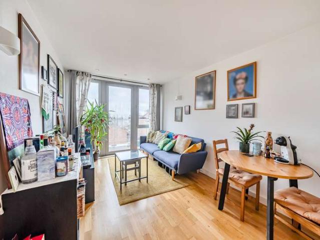 Flat for sale in London Borough of Islington, Greater London