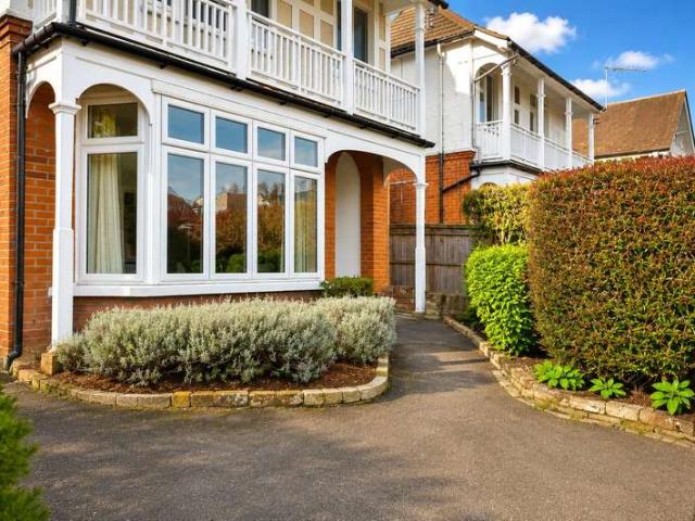 Flat for sale in Horsell, Woking