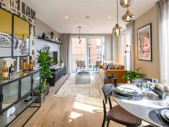 Flat for sale in Poplar Grove, Greater London