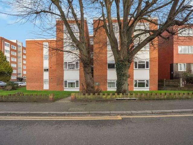 Flat for sale in Wallington, Greater London