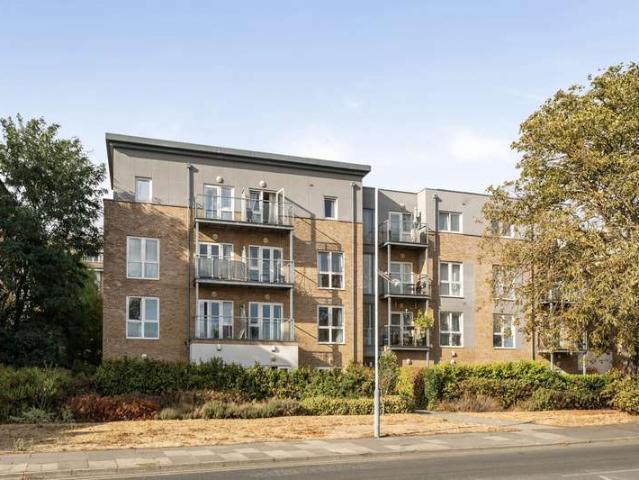Flat for sale in Stockley Est., Greater London
