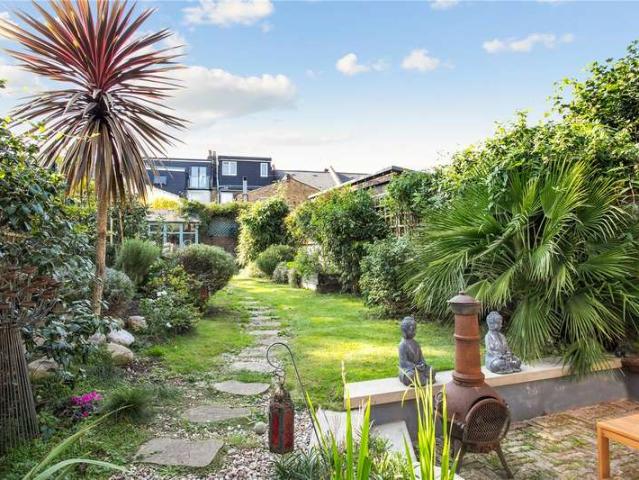 Flat for sale in Stamford Hill, Greater London