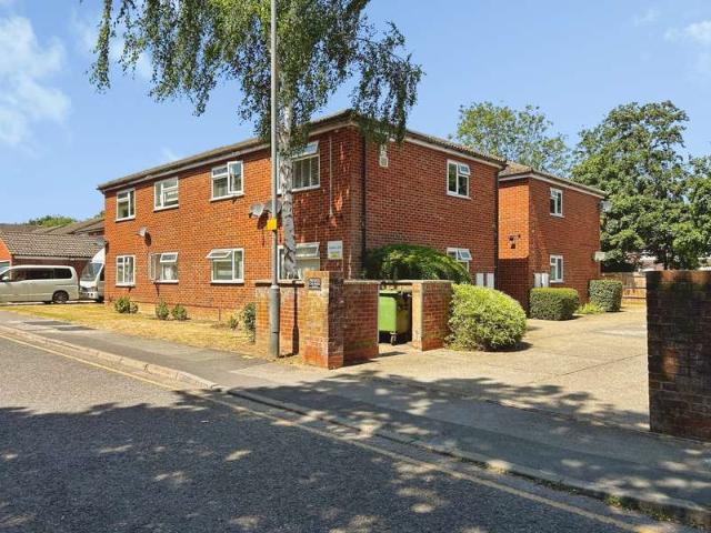 Flat for sale in Lunnon, Buckinghamshire
