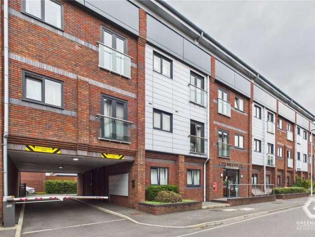 Flat for rent in Perryfields, West Sussex
