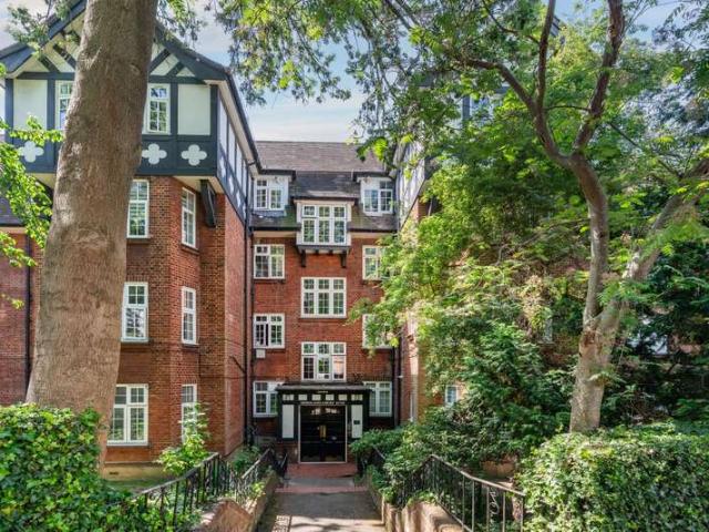 Flat for sale in Golders Green, Greater London
