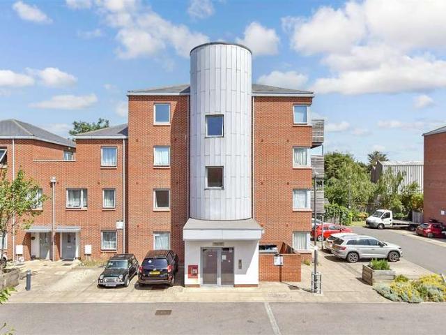 Flat for sale in Chadwell Heath, Greater London