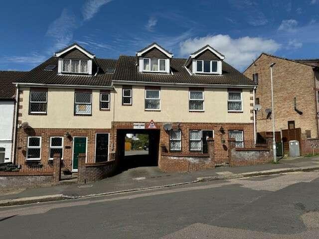 Flat for sale in Spring Park, Luton