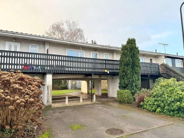 Flat for sale in Llanbadoc, Wales