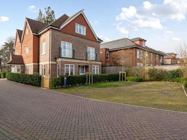 Flat for sale in Heol-las, Surrey