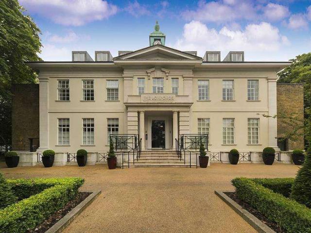 Flat for sale in Highbury, Greater London