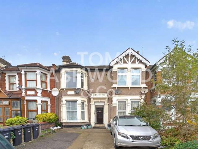 Flat for sale in London Borough of Redbridge, Greater London
