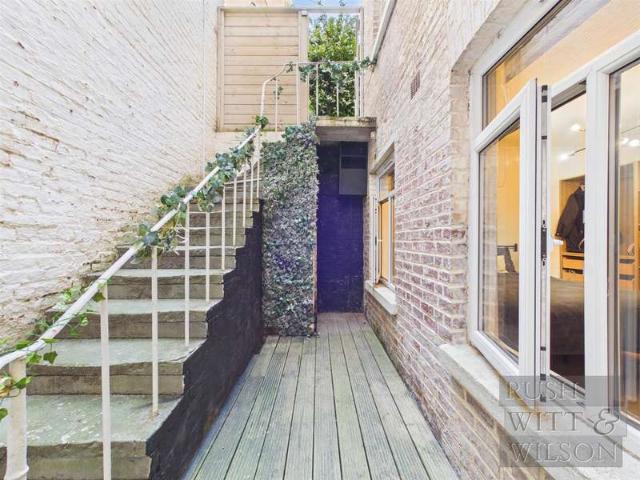 Flat for sale in Bohemia, Guestling Green