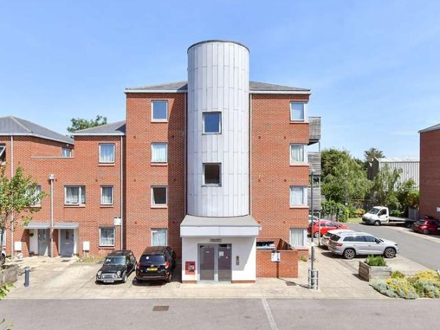 Flat for sale in Chadwell Heath, Greater London