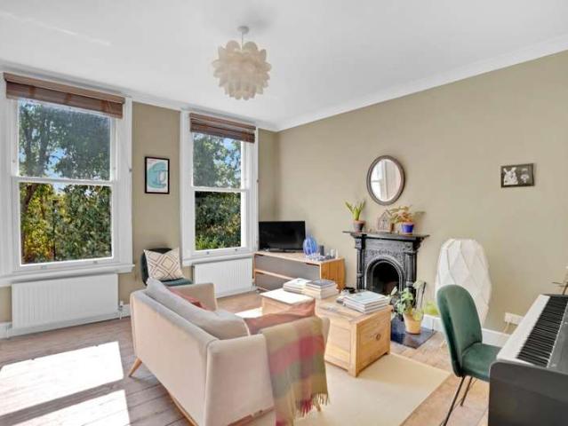 Flat for sale in Nunhead, Greater London