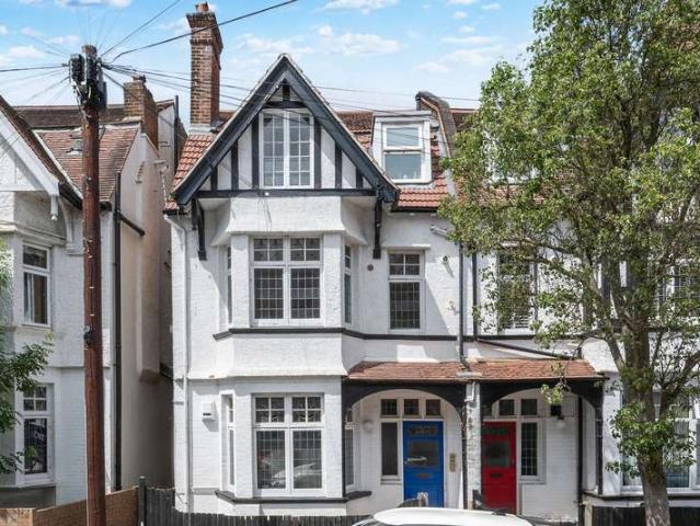 Flat for sale in Surbiton, Greater London