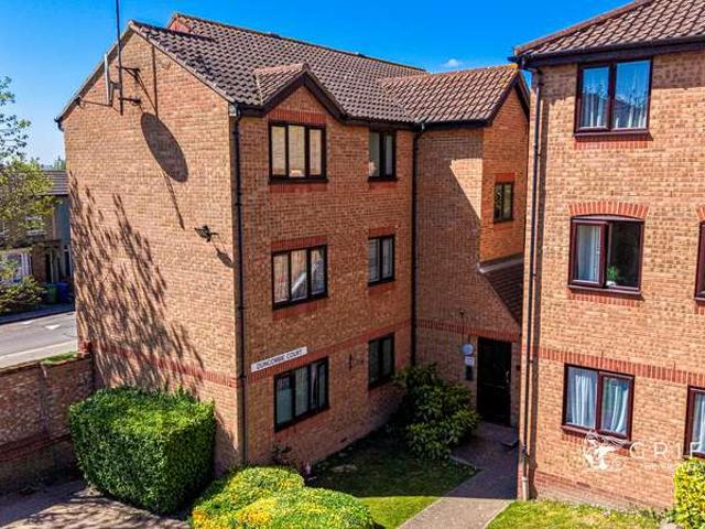 Flat for sale in Purfleet, Essex