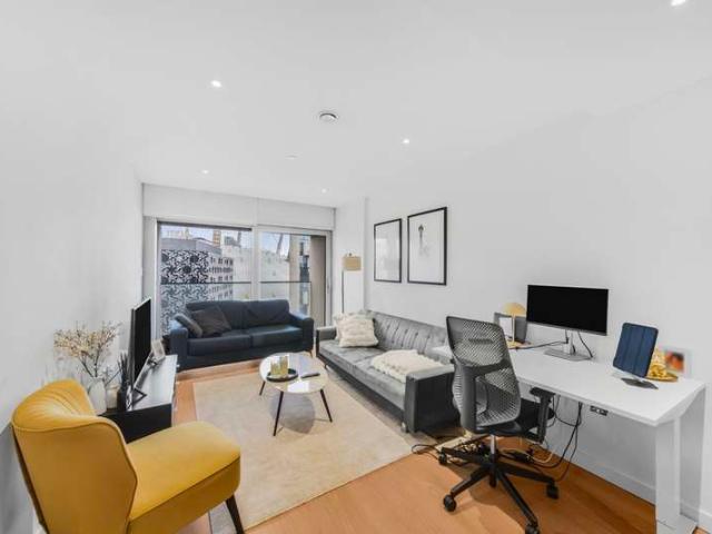 Flat for sale in Greenwich Peninsula, Greater London
