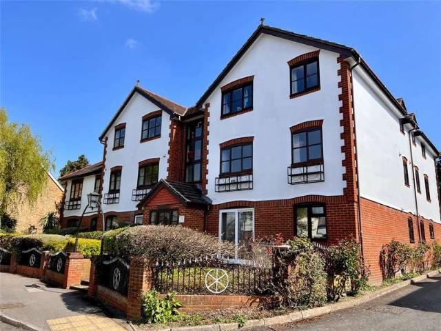 Flat for sale in Tolworth, Greater London
