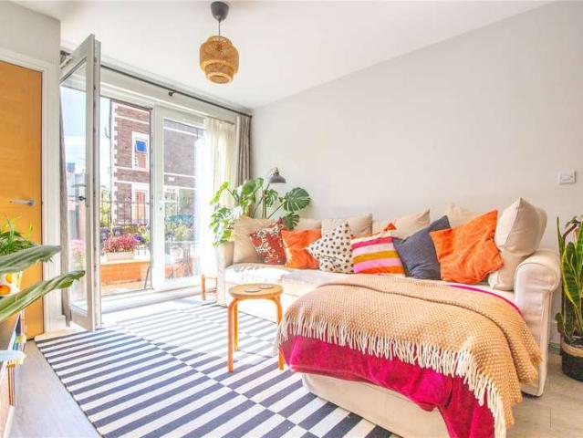 Flat for sale in Kingsdown, Feckenham