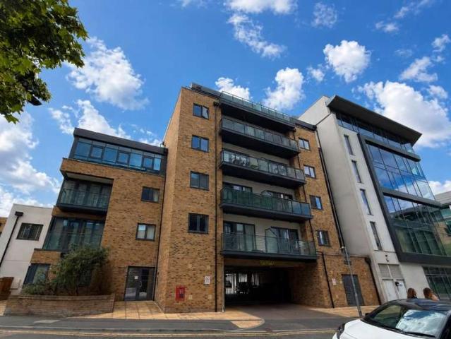 Flat for sale in North Watford, Hertfordshire