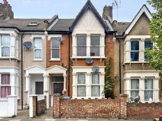 Flat for sale in Harlesden, Greater London