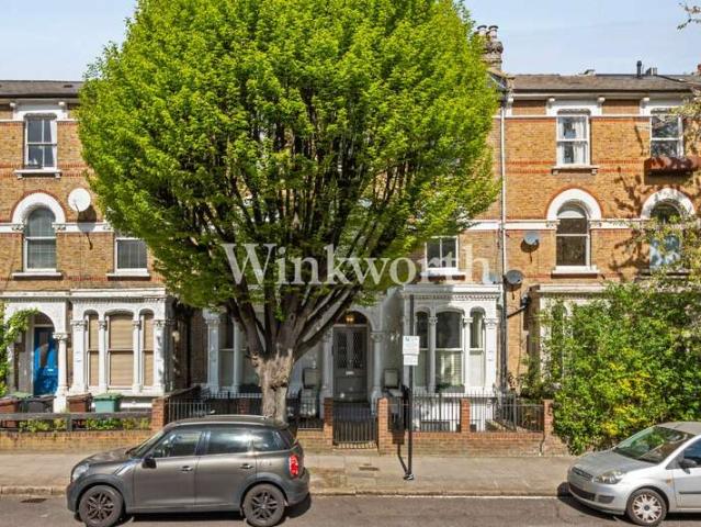 Flat for sale in Brownswood Park, Stoke Newington