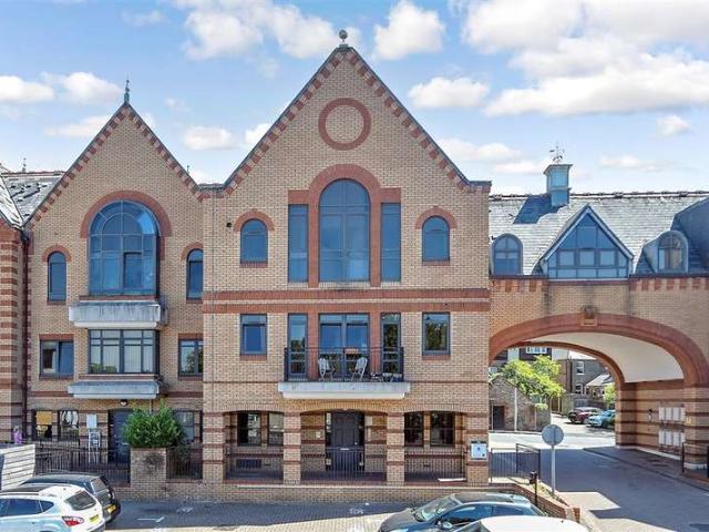 Flat for sale in Hillview, Surrey