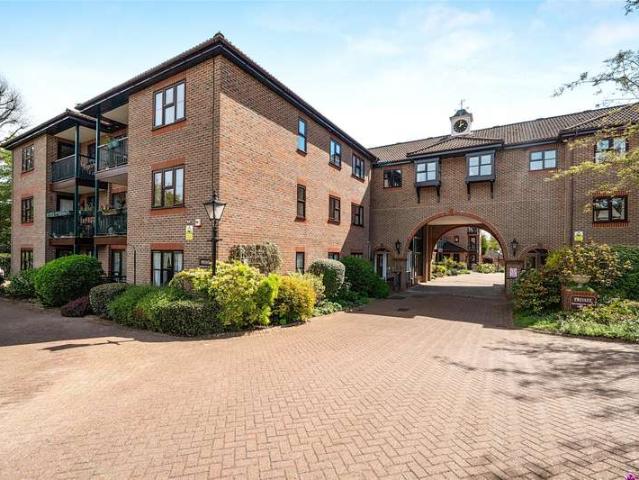 Flat for sale in Red Hill, Surrey