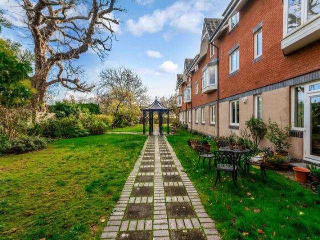 Flat for sale in London Borough of Southwark, Greater London