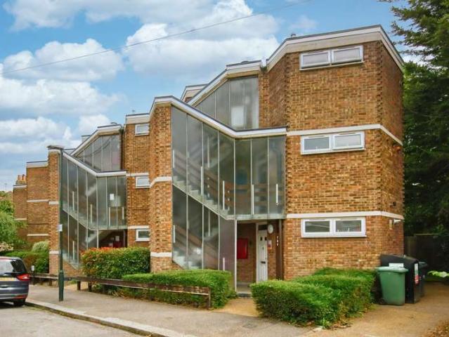 Flat for sale in Hampton Hill, Greater London