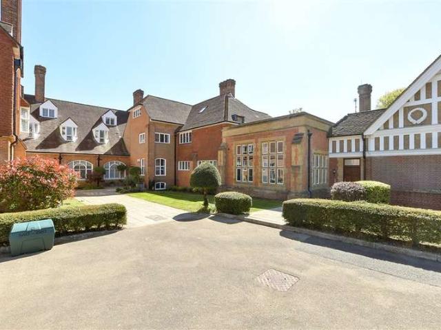 Flat for sale in Red Hill, Surrey