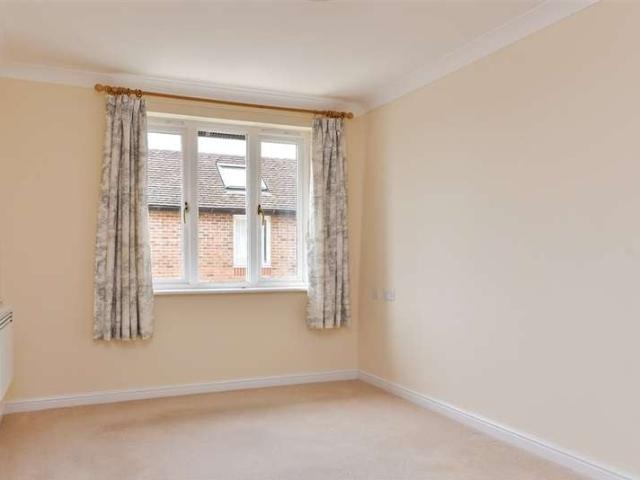 Flat for sale in Arundel, Clapham