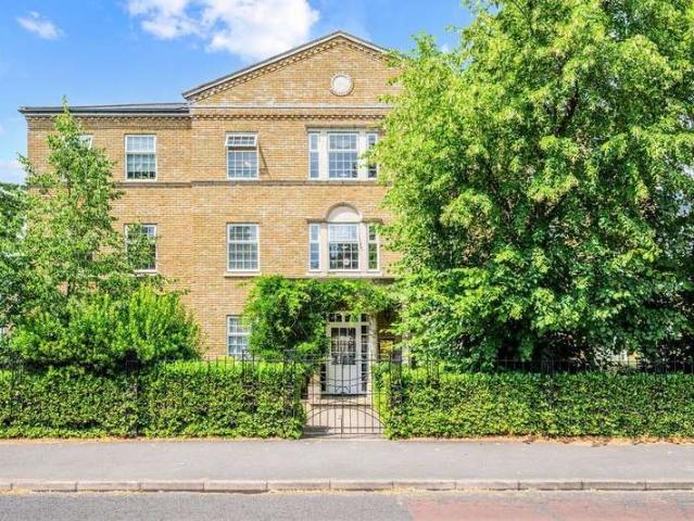 Flat for rent in Long Ditton, Surrey