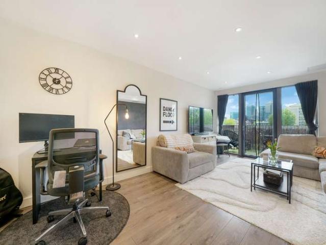 Flat for sale in Limehouse, Greater London