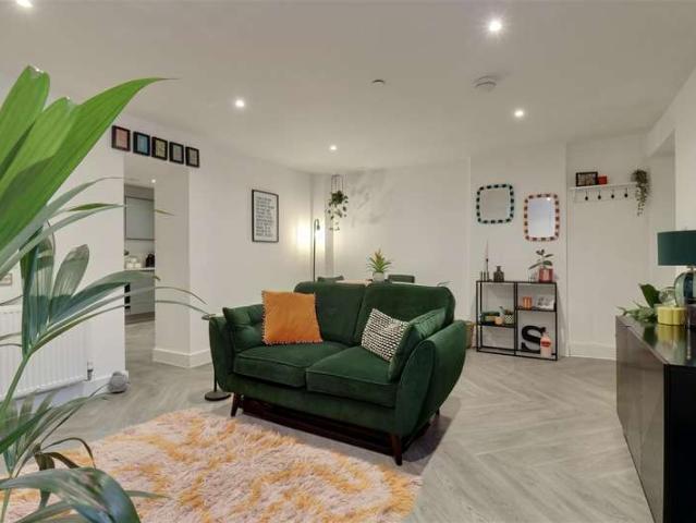 Flat for sale in Kingston, Baffins