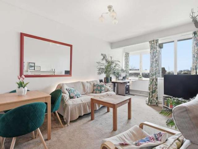 Flat for sale in Mile End, Greater London