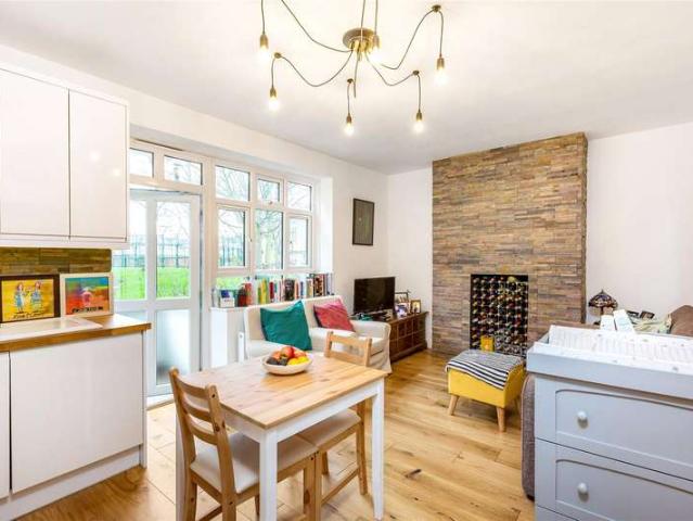 Flat for sale in Furzedown, Greater London