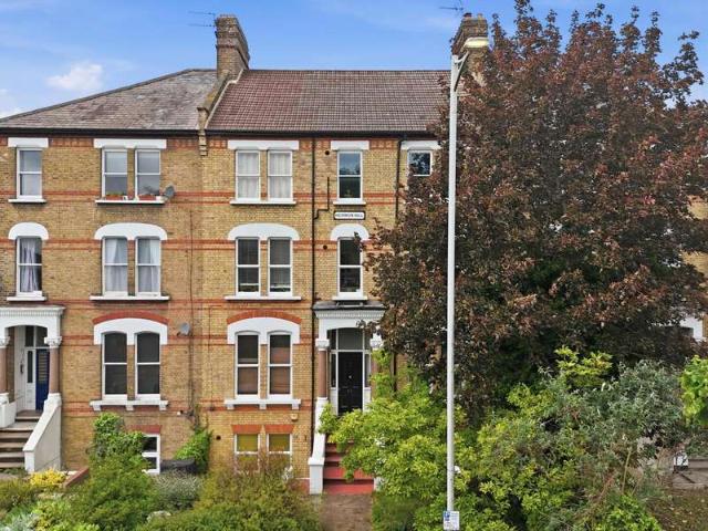 Flat for sale in Snaresbrook, Greater London