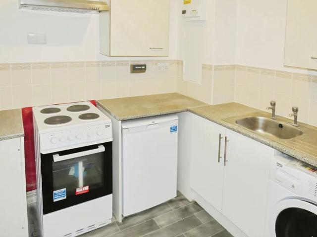 Apartment for rent in Row Town, Surrey