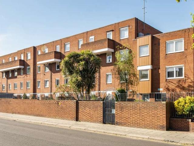 Flat for sale in Southfields, Greater London